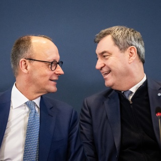 Friedrich Merz, CDU-Bundesvorsitzender und Fraktionsvorsitzender der CDU/CSU-Fraktion im Bundestag, sitzt neben Markus Söder, CSU-Parteivorsitzender und Ministerpräsident von Bayern.