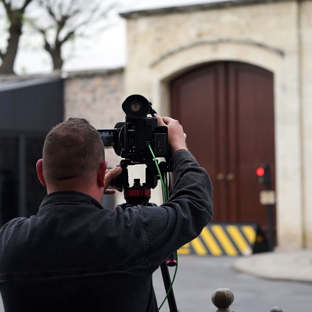 Ein Journalist filmt an einem Tor vor möglichen Gesprächen zwischen russischen und ukrainischen Delegationen im Dolmabache-Palast