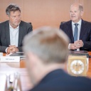 Bundeskanzler Olaf Scholz und Robert Habeck, Bundesminister für Wirtschaft und Klimaschutz, nehmen an der Sitzung des Bundeskabinetts im Bundeskanzleramt hinter Christian Lindner (FDP), Bundesminister der Finanzen, teil.
