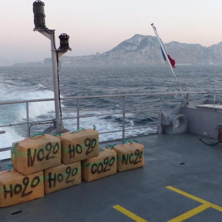 Beschlagnahmte Päckchen mit Kokain liegen aufgereiht an Deck eines Patrouillenbootes, das vor Gibraltar kreuzt.