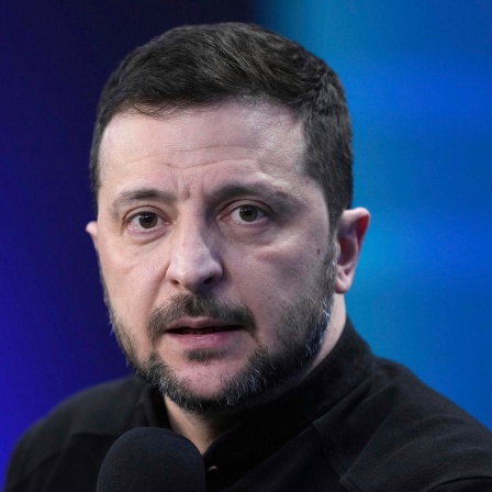 23.02.2025, Ukraine, Kiew: Wolodymyr Selenskyj, Präsident der Ukraine, beantwortet Fragen von Journalisten während einer Pressekonferenz.