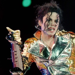 Michael Jackson bei einem Konzertauftritt (1996).