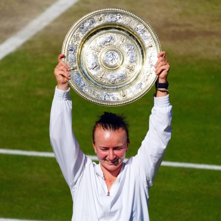Die Tschechin Barbora Krejcikova jubelt mit der Wimbledon-Trophäe