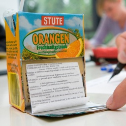 Spickzettel in einer Orangensaftpackung