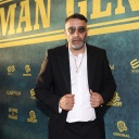 Der Schauspieler Kida Ramadan steht bei der German-Genius-Filmpremiere vor einer Wand mit der Aufschrift "German Genius"