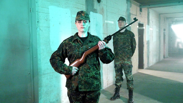 Tahnee und männliche Person in Militäruniform