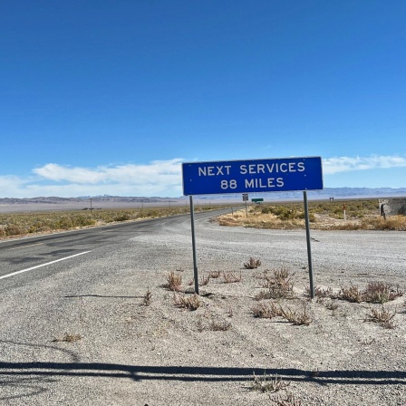 Eine Schnellstraße (Highway) in Nevada, USA