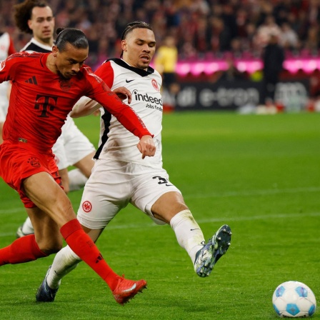 Bayerns Leroy Sane schießt aufs Tor der Frankfurter