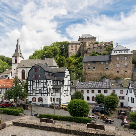 Blankenheim: Blick auf historischen Ortskern Klosterstraße und Burg Blankenheim