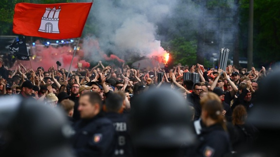 Sportschau Bundesliga - Polizeikosten Bei Hochrisikospielen - Eine Entscheidung Naht