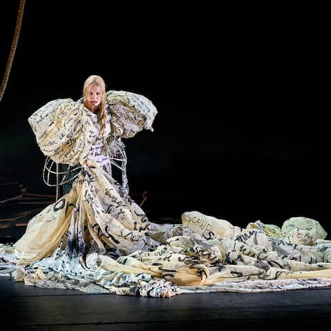 Dieses von den Bayreuther Festspielen zur Verfügung gestellte Foto zeigt Camilla Nylund (Isolde, l) und Andreas Schager (Tristan) im 1. Aufzug der Oper «Tristan und Isolde» von Richard Wagner auf der Bühne.