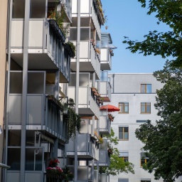 Sonnenschirm auf dem Balkon eines Wohnhauses