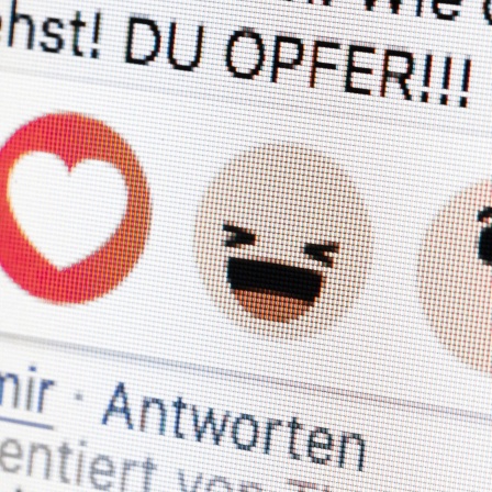 Gestellte Aufnahme zum Thema Mobbing in sozialen Netzwerken. Neben dem Gefällt mir Button von Facebook sind die Worte Du Opfer zu sehen.