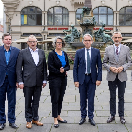 Staatssekretär Torsten Akmann (l-r, Berlin, SPD) steht mit den Innenministern Michael Stübgen (Brandenburg, CDU), Tamara Zieschang (Sachsen-Anhalt, CDU), Georg Maier (Thüringen, SPD), Armin Schuster (Sachsen, CDU,) und Christian Pegel (Mecklenburg-Vorpommern, SPD) beim Treffen der Innenminister der ostdeutschen Bundesländer