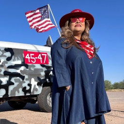 eine Frau steht vor einem Jeep in Arizona 