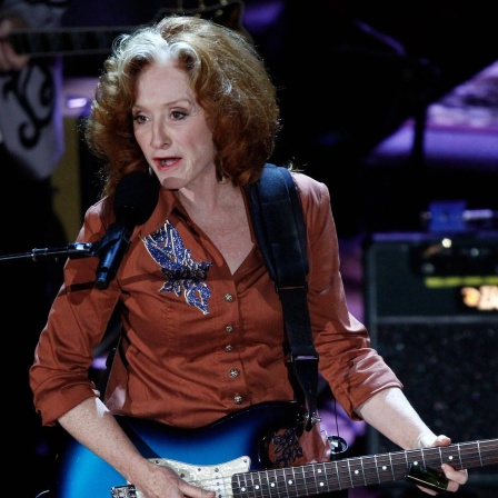 Bonnie Raitt auf der Bühne (2012 in Nashville, Tennessee)