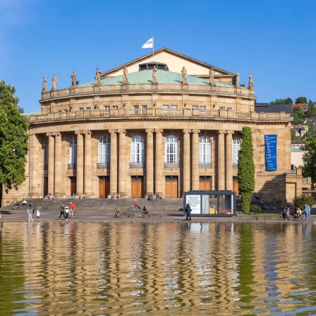Opernhaus Stuttgart mit Eckensee