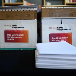 Pappkartons mit Unterlagen stehen beim Gründungsakt der Partei "Bündnis Sahra Wagenknecht - für Vernunft und Gerechtigkeit" (BSW)