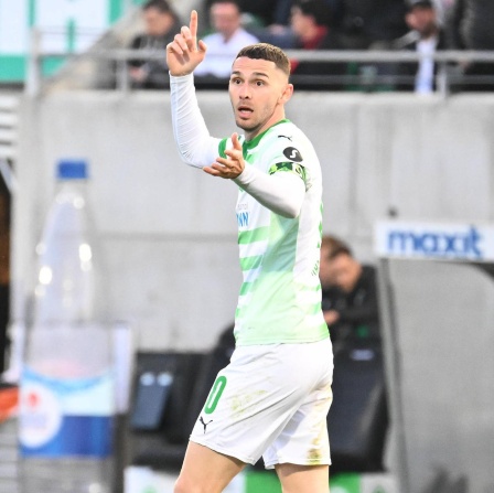 Fürths Branimir Hrgota gibt Anweisungen