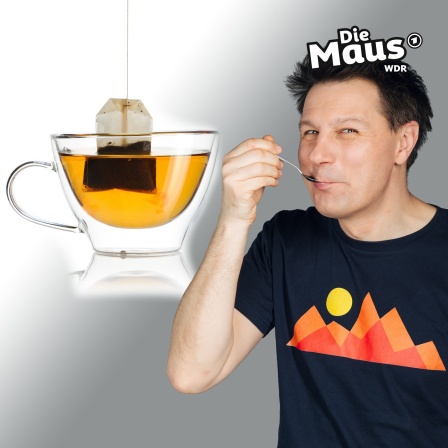 Moderator André neben einer Tasse Tee
