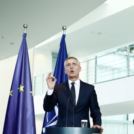 Bundeskanzler Olaf Scholz (rechts) und Jens Stoltenberg, Nato-Generalsekretär, geben nach ihrem Treffen eine Pressekonferenz im Bundeskanzleramt.