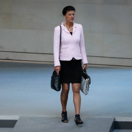 Dr. Sahra Wagenknecht Linke bei betreten des Plenum bei der 109. Sitzung des Deutschen Bundestag in Berlin.