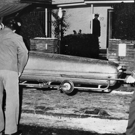 In Zinksärgen werden in den frühen Morgenstunden des 20.12.1980 die Mordopfer Levin und Poeschke vom Tatort abtransportiert.