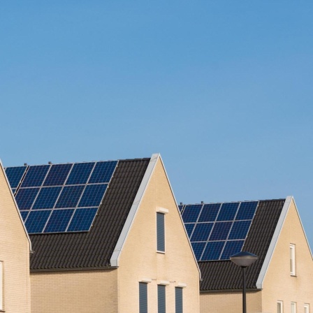Häuser mit Solarmodulen auf dem Dach
