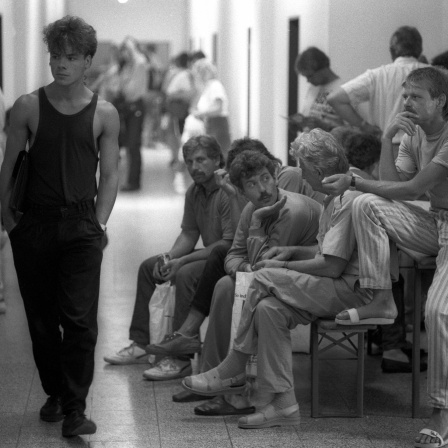 DDR-Flüchtlinge warten im August 1989 auf dem Arbeitsamt im Auffanglager Schöppingen