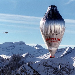 Der "Breitling Orbiter 3"-Ballon des Schweizer Ballonfahrers Bertrand Piccard und seinem Kopiloten Brian Jones überfliegt am 01.03.1999 die Schweizer Alpen.