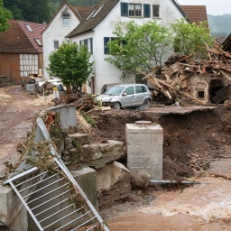 Blick auf ein durch Hochwasser zerstörtes Gebäude an der Wieslauf (Baden-Württemberg).