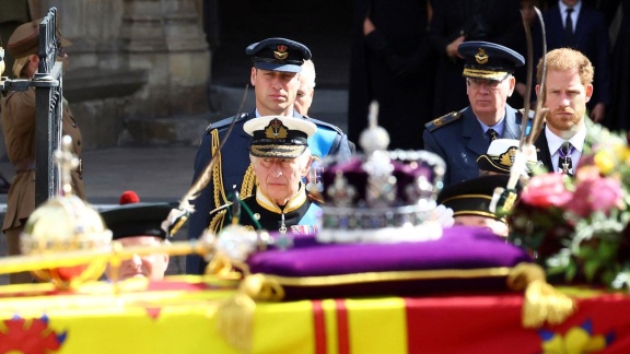 Ard Sondersendung - Trauerfeier Für Die Queen (1) - Von Der Westminster Hall Zur Westminster Abbey