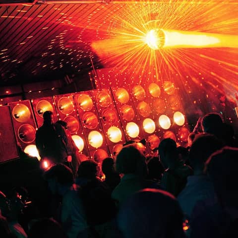 Besucher der Rave-Veranstaltung "Aurora" 2023 im ehemaligen Flughafen Tegel. (Quelle: Turbulence Berlin)