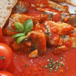 Teller mit Hering und Tomatensauce (Foto eines ähnlichen Gerichts, kann von den Rezeptdetails von Herrn Gote abweichen).