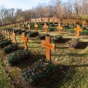 Kriegsgräberfriedhof Göda Zahlreiche Kreuze stehen auf dem Friedhof für gefallene Soldaten im zweiten Weltkrieg in Göda bei Bautzen.