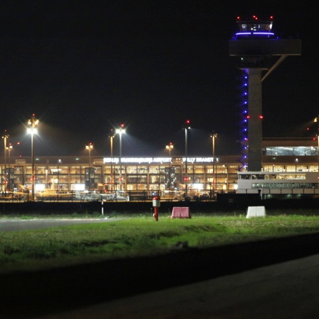 Flughafen BER bei Nacht