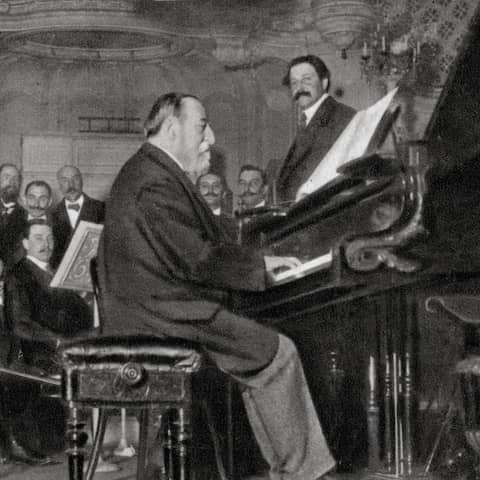 Der Komponist Camille Saint-Saëns am Klavier