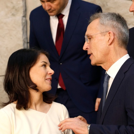 Bundesaußenministerin Annalena Baerbock (Grüne) spricht auf dem NATO-Gipfel in Brüssel mit Jens Stoltenberg, dem Generalsekretär des Verteidigungsbündnisses.