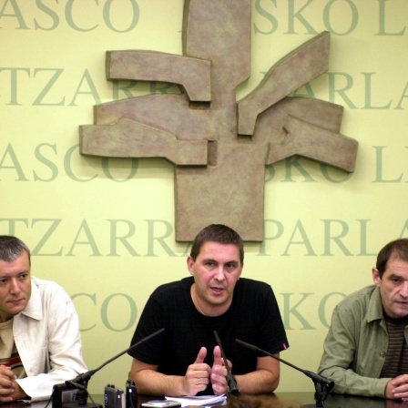 Der Sprecher der Separatistenpartei Batasuna, Arnaldo Otegi (M), und die Batasuna-Mitglieder Anton Morcillo (l) und Josu Urrutikoetxea geben am 17.9.2002 in Vitoria eine Pressekonferenz