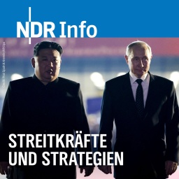 Der Führer von Nordkorea, Kim Jong Un (links), steht neben Russlands Präsident Wladimir Putin (rechts) auf dem internationalen Flughafen außerhalb von Pjöngjang.