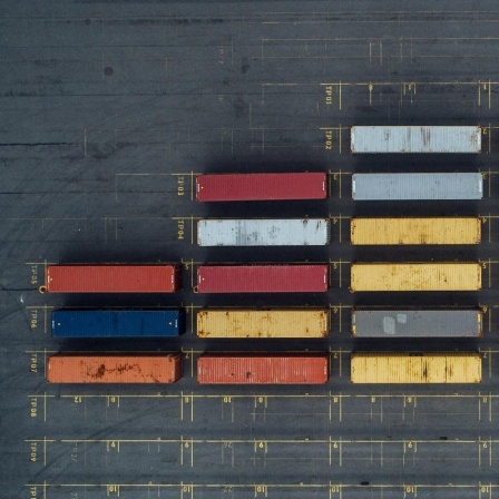 Bunte Container an einem Abstellplatz von oben fotografiert, einige Abstellplätze sind frei.