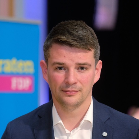 Marcus Faber steht beim Landesparteitag der FDP Sachsen-Anhalt im Saal. Die Landespartei hat ihn zum Spitzenkandidaten für die Bundestagswahl gewählt. 