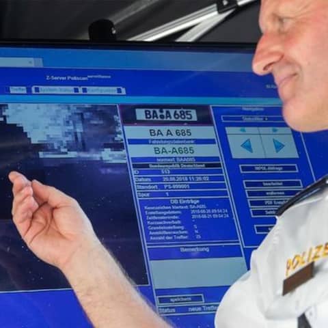 Ein Polizist der Projektgruppe der &#034;automatisierten Kennzeichenerkennung (AKE)&#034; steht an einem Bildschirm, auf dem ein Fahrzeug zu sehen ist, welches durch eine AKE erkannt wurde.