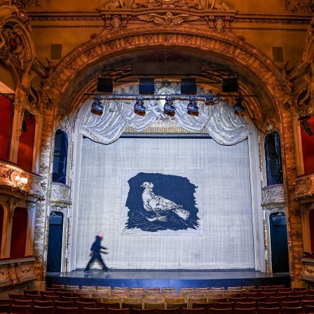 Berliner Ensemble, Vorhang aus den Zeiten Bertolt Brechts mit einer Friedenstaube © dpa/Jens Kalaene 