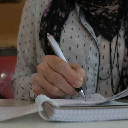 Frau schreibt ihre Erlebnisse in ihr Tagebuch
