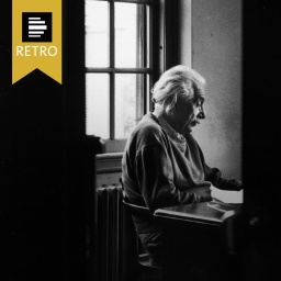 Albert Einstein an seinem Schreibtisch.