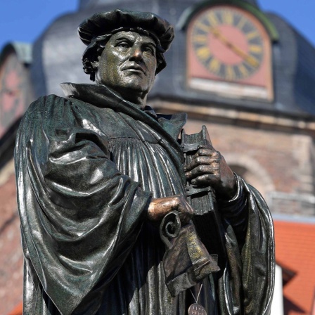 In Eisleben erinnert ein Denkmal an den Reformator Martin Luther
