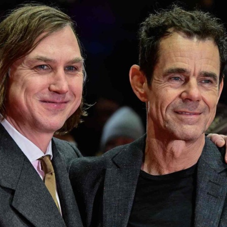 Lars Eidinger (links) und Tom Tykwer posieren am 13. Februar 2025 in Berlin auf dem roten Teppich bei der Eröffnungszeremonie und Vorführung des Films „Das Licht“ in der Sektion „Berlinale Special“ der 75. Berlinale.