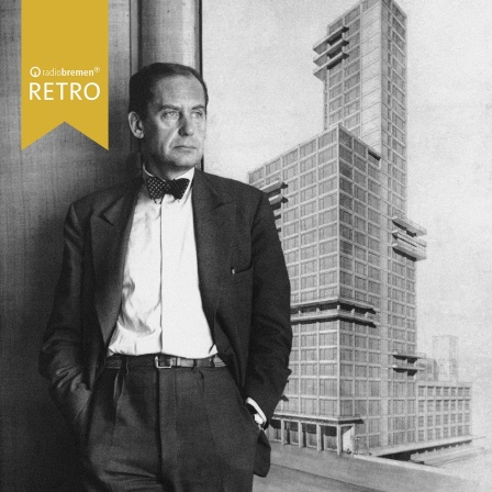 Walter Gropius steht 1933 vor seiner Zeichnung für das Chicago Tribune Gebäude