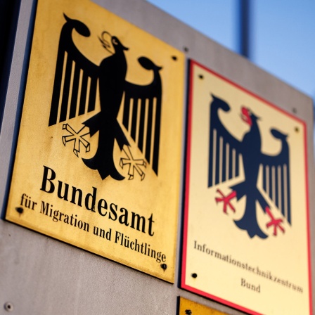 Vor dem Bundesamt für Migration und Flüchtlinge ist das Schild der Behörde zu sehen.